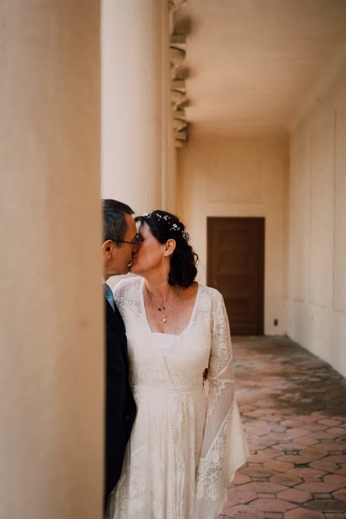 wedding couple kissing at halls in Schloss Lübbenau in Spreewald
