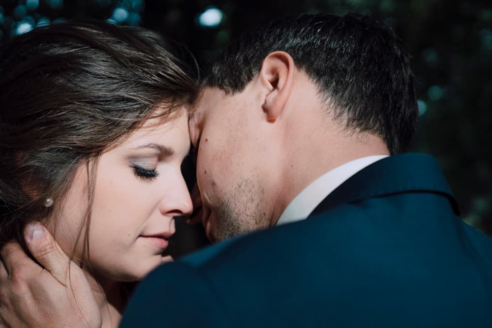 Couple emotionally kissing in Hamburg during their wedding